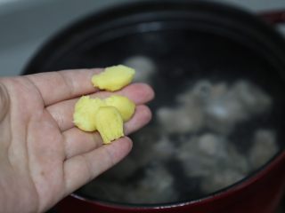 8、冬瓜薏米汤,放入姜