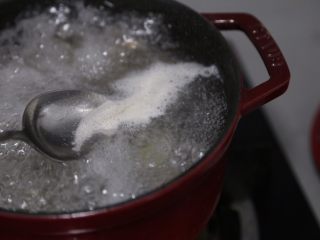 11、冬瓜薏米汤,煮开后还是会有一些浮沫，用勺子撇干净