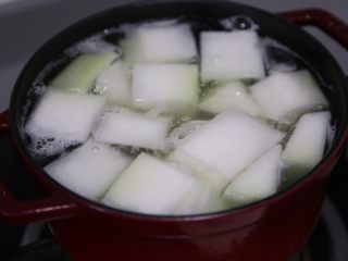 12、冬瓜薏米汤,接着放入冬瓜，大火煮开后小火煲约2小时