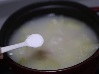 13、冬瓜薏米汤,煲至所以材料软熟，汤色乳白后调入盐