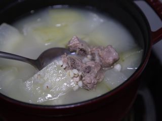 14、冬瓜薏米汤,拌匀，再煮5分钟即可