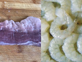 3、三鲜小馄饨,趁韭菜晾干的时候准备肉馅，准备好猪肉250克，虾仁50克