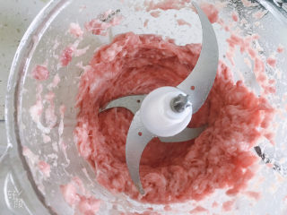 4、三鲜小馄饨,把猪肉和虾肉一起放入绞肉机绞成肉泥