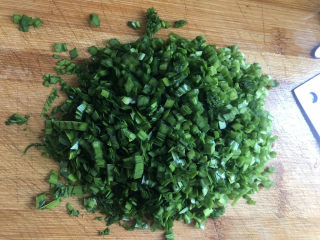 5、三鲜小馄饨,再把韭菜切碎