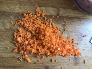 6、三鲜小馄饨,切点胡萝卜碎