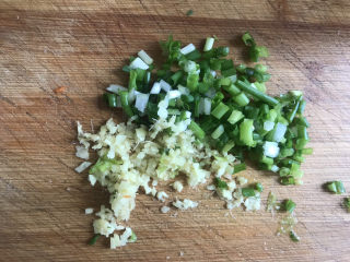 7、三鲜小馄饨,切点葱花和姜末