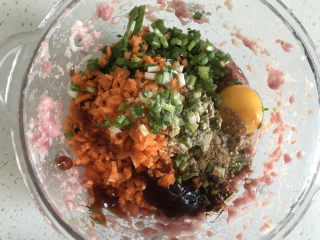 8、三鲜小馄饨,把所有配菜都放进装有肉泥的容器中，加入适量盐，生抽，蚝油，饺子调味料，白胡椒粉，鸡精，一个鸡蛋和玉米油