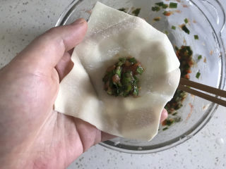 11、三鲜小馄饨,取一张馄飩皮，包入适量肉馅