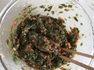 9、三鲜小馄饨,顺着一个方向搅拌上劲