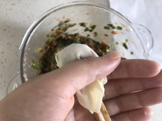 12、三鲜小馄饨,用手虎口夹住馄炖的尾巴，另一手拿筷子迅速抽出，一个混沌就好了