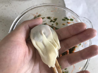 13、三鲜小馄饨,手松开，馄饨已经成形了，此时抽出筷子即可