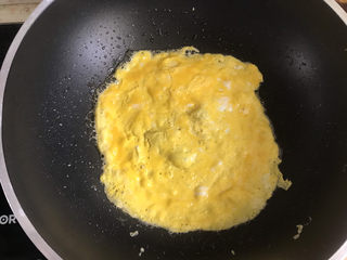 15、三鲜小馄饨,起锅热油，两个鸡蛋打散煎成鸡蛋饼