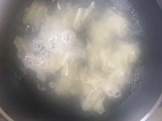 17、三鲜小馄饨,水烧开，下入馄飩