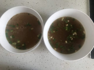 19、三鲜小馄饨,碗中加入适量盐，生抽，香油，香醋，葱，再舀一勺馄飩汤