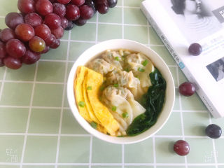 20、三鲜小馄饨,再舀入煮好的馄飩，鸡蛋饼，青菜即可食用！