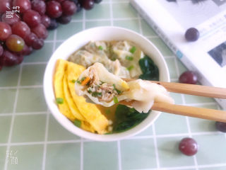 21、三鲜小馄饨,味道非常鲜美，俩孩子都喜欢吃，每人吃了一碗