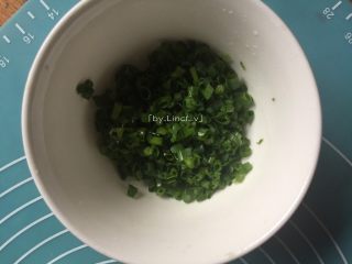 2、饺子皮葱油饼,先将葱洗净后晾干取葱绿，切成细小葱花待用