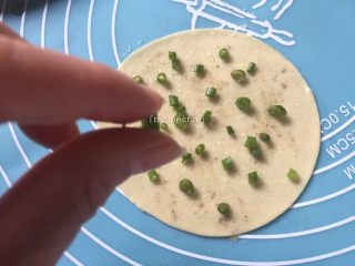 6、饺子皮葱油饼,接着均匀的撒上切细碎的葱花