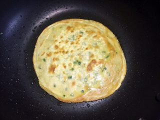11、饺子皮葱油饼,放入擀好的饺子皮饼皮，中火将葱油饼两面烙至金黄色