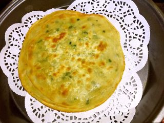 12、饺子皮葱油饼,烙好的葱油饼放到吸油纸上吸掉多余油份，使吃起来没那么油腻