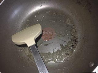 10、饺子皮葱油饼,煎锅加热，加入少量食用油