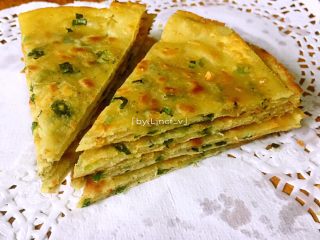 13、饺子皮葱油饼,然后切小片即可食用。脆脆的，一层层的酥脆感，脆韧的口感，夹带葱香，美味可口～