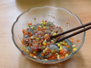 6、晶莹剔透又鲜又爽的水晶虾饺,玉米、胡萝卜倒入馅料中，调上少许橄榄油，再次搅拌上劲，肉糜呈胶状，继续腌制一会