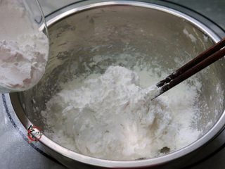 9、晶莹剔透又鲜又爽的水晶虾饺,再倒入150克虾饺粉混合，揉搓成光滑有弹性的面团