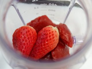 1、百变水果—完美代餐=水果+燕麦+酸奶,草莓放入料理杯