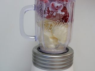 2、百变水果—完美代餐=水果+燕麦+酸奶,加入酸奶