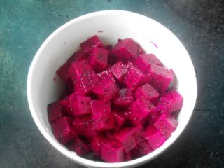 5、百变水果—完美代餐=水果+燕麦+酸奶,火龙果切成小块