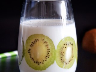 7、百变水果—完美代餐=水果+燕麦+酸奶,猕猴桃杯壁牛奶