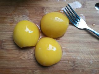 2、烘焙小白零失败的——黄桃蛋挞,黄桃罐头取出3块。