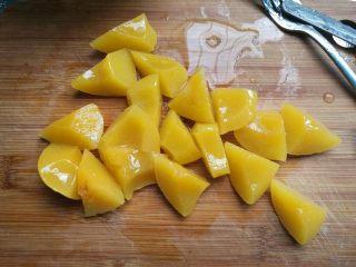 3、烘焙小白零失败的——黄桃蛋挞,切成自己喜欢的大小块。