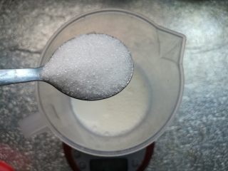 4、烘焙小白零失败的——黄桃蛋挞,取一个量杯，倒入牛奶125克，再加入糖20克，