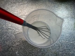 5、烘焙小白零失败的——黄桃蛋挞,搅拌均匀。