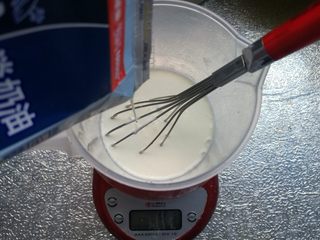 6、烘焙小白零失败的——黄桃蛋挞,加入淡奶油100克。