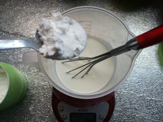 8、烘焙小白零失败的——黄桃蛋挞,加入玉米淀粉20克。