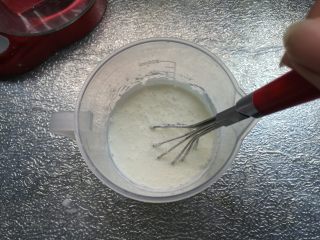 9、烘焙小白零失败的——黄桃蛋挞,混合搅拌均匀。