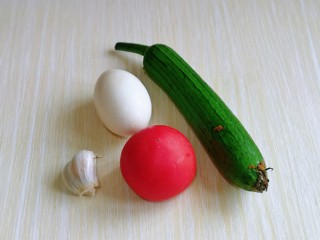 1、番茄炒丝瓜,准备食材，量可以根据胃口增加。