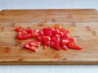 2、番茄炒丝瓜,番茄洗干净，切小块。