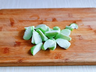 3、番茄炒丝瓜,丝瓜去皮，切菱形块。