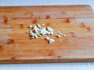 4、番茄炒丝瓜,大蒜去皮切碎。