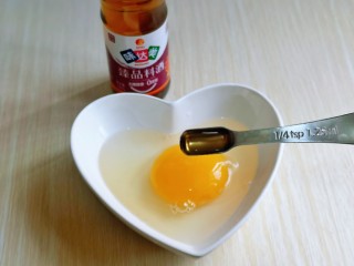 5、番茄炒丝瓜,鹅蛋磕碗里，加入料酒去腥。