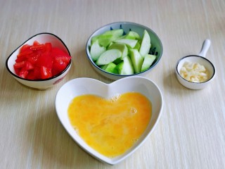 6、番茄炒丝瓜,再用筷子打散，准备工作完成。