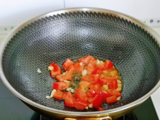 7、番茄炒丝瓜,起油锅，加入蒜末炒香，再加入切好的番茄翻炒。