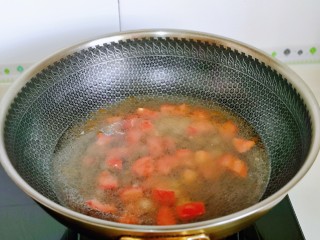 8、番茄炒丝瓜,加入适量的纯净水，加入生抽大火烧开。