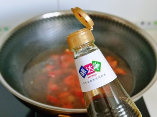 9、番茄炒丝瓜,加入生抽。