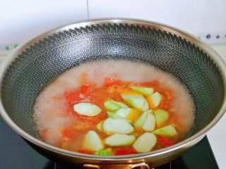 10、番茄炒丝瓜,烧开后下切好的丝瓜。