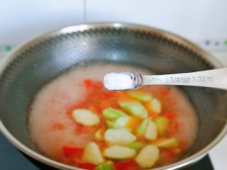 11、番茄炒丝瓜,按个人口味加入盐，将丝瓜煮熟。